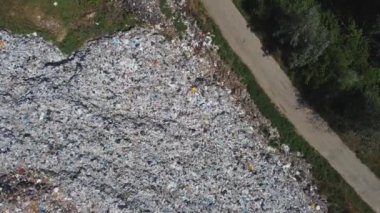 Büyük çöp yığınının havadan görünüşü. Çöp ve çöp sahası. Ekoloji problemi, doğa kirliliği. Tüketim ekonomisi dolandırıcılığı.