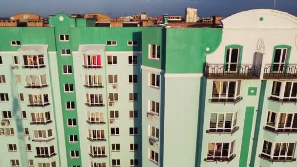 Luftaufnahme eines modernen städtischen Wohnhauses in Europa-Stadt. Entwicklung von Wohnblöcken an ökologisch sauberen Orten. — Stockvideo