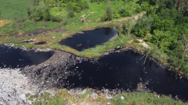 Вид з повітря на величезний смітник. Сміттєзвалище та сміттєзвалище. Проблема екології, забруднення природи. Економіка споживачів . — стокове відео