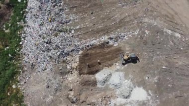 Büyük çöp yığınının havadan görünüşü. Çöp ve çöp sahası. Ekoloji problemi, doğa kirliliği. Tüketim ekonomisi dolandırıcılığı.