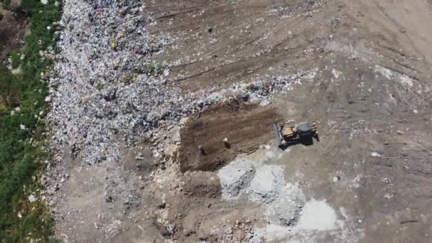 Vista aérea do enorme depósito de lixo. Lixo e aterro de lixo. Problema ecológico, poluição da natureza. Contras da economia de consumo. — Vídeo de Stock