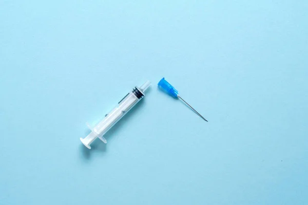 ワクチンのトップビューは、概念を拒否する。ワクチン注射器が壊れてる。アクティブ・ムーブメント。副作用恐怖。予防接種キャンペーン — ストック写真