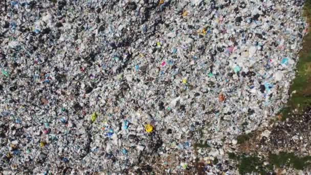 Aerial view of huge rubbish dump. Trash and garbage landfill. Ecology problem, nature pollution. Consumerism economy cons. — Stock Video