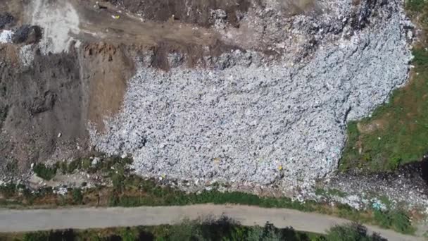 Aerial view of huge rubbish dump. Trash and garbage landfill. Ecology problem, nature pollution. Consumerism economy cons. — Stock Video