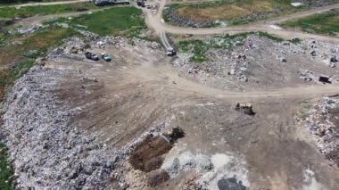 Büyük çöp yığınının havadan görünüşü. Çöp ve çöp sahası. Ekoloji problemi, doğa kirliliği. Tüketim ekonomisi dolandırıcılığı.