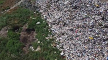 Büyük çöp yığınının havadan görünüşü. Çöp ve çöp sahası. Ekoloji problemi, doğa kirliliği. Tüketim ekonomisi dolandırıcılığı.