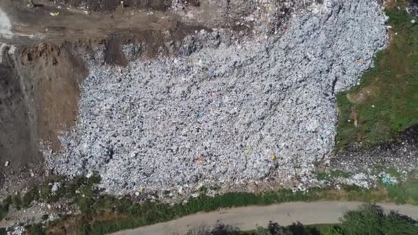 Vista aérea do enorme depósito de lixo. Lixo e aterro de lixo. Problema ecológico, poluição da natureza. Contras da economia de consumo. — Vídeo de Stock