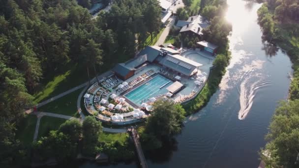 Vue aérienne sur la plage de sable de la rivière avec cabines d'hôtel et piscine. Concept de voyage local. Style de vie durable, réduction de l'empreinte carbone. Vue par drone de la station balnéaire — Video