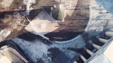 Poltava, Ukrayna 'nın merkezindeki Noel Ağacı. Avrupa 'nın kışın gördüğü insansız hava aracı videosu
