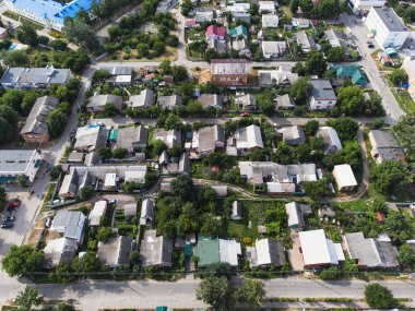 Avrupa 'nın banliyösünün havadan görünüşü. Güneşli bir yaz gününde yeşil bir mahalle. Şehir hayatı. Drone bakış açısı