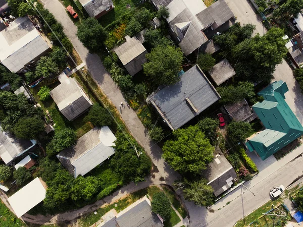 Vista aérea do subúrbio da cidade europeia. Bairro verde em um dia ensolarado de verão. A viver no condado. Ponto de vista dos drones — Fotografia de Stock