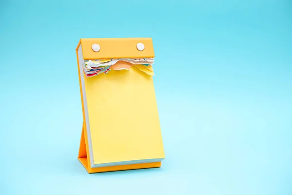 Κίτρινο κενό κάθετο ημερολόγιο mockup ob μπλε φόντο. Σκισμένο πρότυπο τρόπου ζωής του ημερολογίου για παιδιά. — Φωτογραφία Αρχείου
