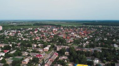 Avrupa 'nın banliyösünün havadan görünüşü. Güneşli bir yaz gününde yeşil bir mahalle. Şehir hayatı. Drone bakış açısı