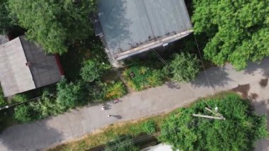 Avrupa 'nın banliyösünün havadan görünüşü. Güneşli bir yaz gününde yeşil bir mahalle. Şehir hayatı. Drone bakış açısı