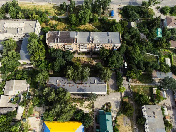 Avrupa 'nın banliyösünün havadan görünüşü. Güneşli bir yaz gününde yeşil bir mahalle. Şehir hayatı. Drone bakış açısı