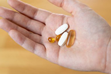 Elini üzerinde haplarla kapat. Omega, D vitamini ve magnezyum takviyeleri. Hastalık tedavisi için ilaçlar