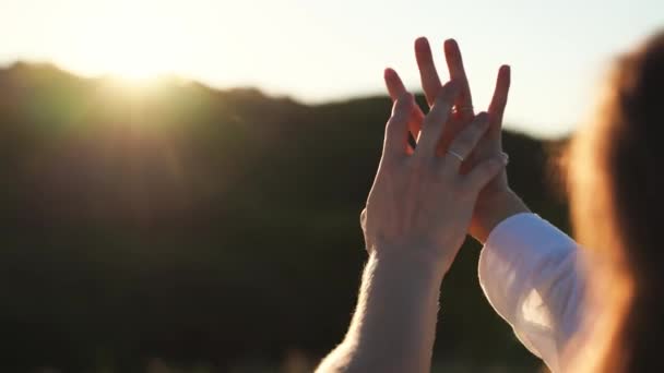 Paar reicht sich im Sonnenuntergang die Hände. Junge Paarromantik. Liebe Harmonie. Unterstützt Hände. Handheld-Video — Stockvideo