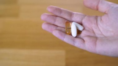 Elini üzerinde haplarla kapat. Omega, D vitamini ve magnezyum takviyeleri. Hastalık tedavisi için ilaçlar