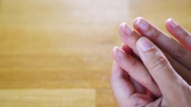 Çirkin manikürle ellerini kapat. Kuru tırnak eti, biçimsiz uzatma tırnağı. Pasaklı, pasaklı manikür. Profesyonel manikürcüyle salon.. 