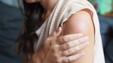 Aşının yan etkisi, omuz kızarıklığı ve acı. Covid-19 aşı tepkisi. Kadın derisi kaşınıyor ve aşıdan sonra şişiyor.