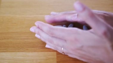 Elini üzerinde haplarla kapat. Omega, D vitamini ve magnezyum takviyeleri. Hastalık tedavisi için ilaçlar