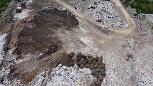 Aerial view of huge rubbish dump. Trash and garbage landfill. Ecology problem, nature pollution. Consumerism economy cons. — Stock Video