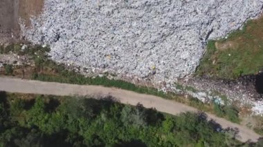 Büyük çöp yığınının havadan görünüşü. Çöp ve çöp sahası. Ekoloji problemi, doğa kirliliği. Tüketim ekonomisi dolandırıcılığı.