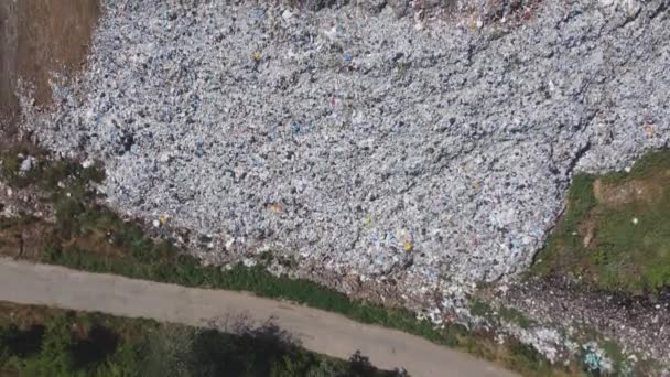 Aerial view of huge rubbish dump. Trash and garbage landfill. Ecology problem, nature pollution. Consumerism economy cons. — Stock Video