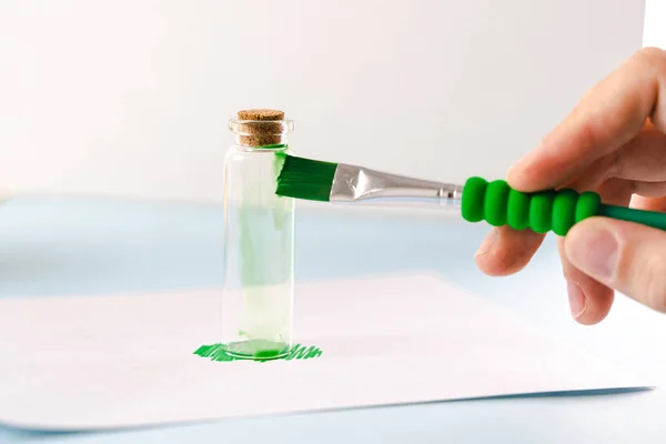 Greenwashing concept. Groene verf en cosmetica fles. Milieumarketing desinformatie. Niet transparante groene glans. — Stockfoto