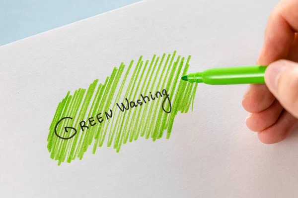 Σχέδιο Greenwashing. Σχέδιο σε χαρτί με κείμενο και πράσινες πινελιές. Παραπλάνηση περιβαλλοντικού μάρκετινγκ. Αδιαφανές πράσινο γυαλάδα. — Φωτογραφία Αρχείου