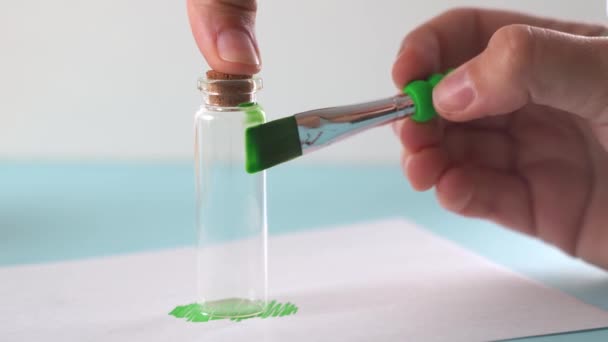 Concetto di Greenwashing. Vernice verde e bottiglia di cosmetici. Disinformazione sul marketing ambientale. Lucentezza verde non trasparente. — Video Stock