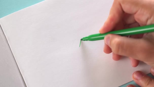 Concepto de lavado verde. Dibujo sobre papel con trazos de texto y marcador verde. Desinformación de marketing ambiental. Brillo verde no transparente. — Vídeo de stock