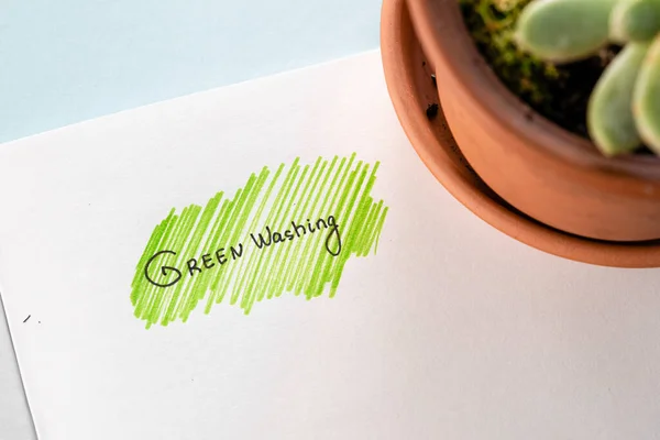 Concept Greenwashing. Dessin sur papier avec texte et traits de marqueur vert. Désinformation en marketing environnemental. Éclat vert non transparent. — Photo