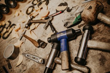 Bir sürü inşaat aleti, çekiç, kırtasiye bıçağı ve koli bandı.