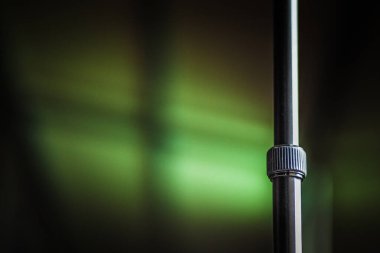 yeşil bulanık arka plan, siyah teleskopik bacak, tek ayak, teleskopik metal elementi çözmek için bir yer