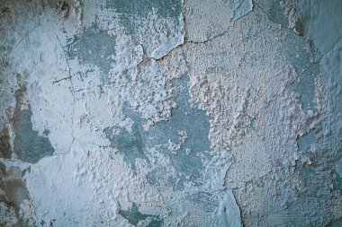 Nem boyası soyuluyor ve beton bir duvarda zaman geçiyor.