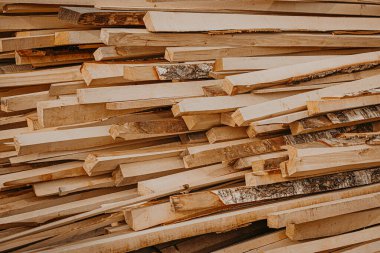 Uzun huş kirişlerinden yapılmış ateş kutusu sıkıca yerleştirildi