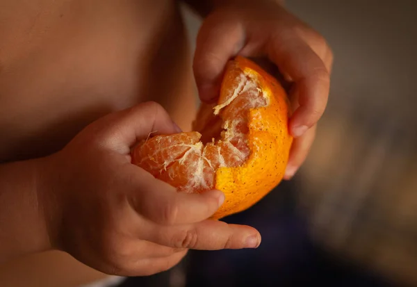 Girl Peels Citrus Fruits Her Hands Close — Stock Photo, Image