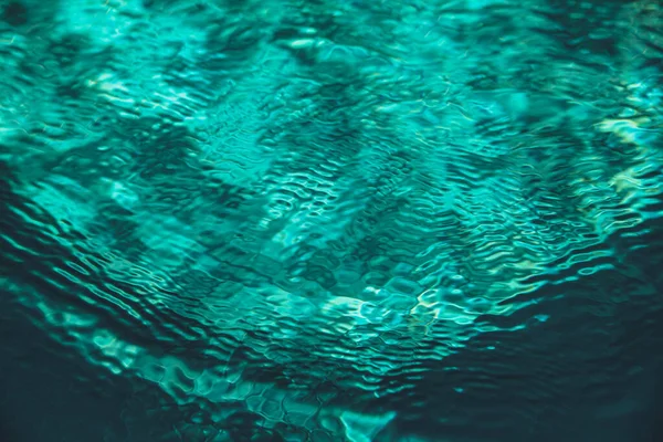 美しい澄んだ青い水面 — ストック写真
