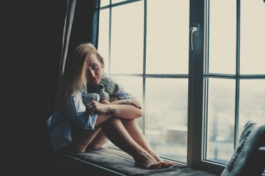 Yumuşak oyuncak ile sarışın kız