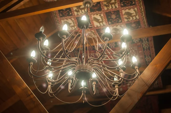 Gran lámpara de araña con velas Imagen de archivo