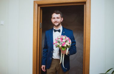 Mutlu bir gelin gelin alıyor