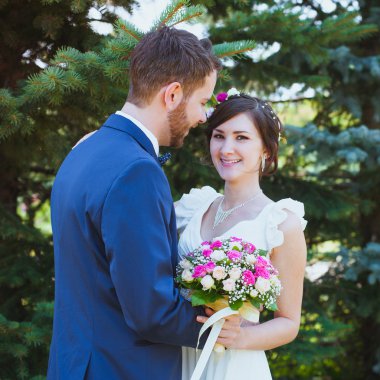 Gelin ve damat parkta