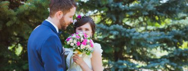 Gelin ve damat parkta