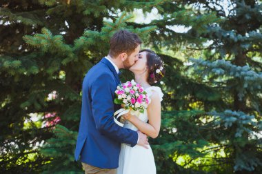 Gelin ve damat parkta