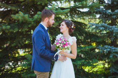 Gelin ve damat parkta