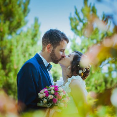 Gelin ve damat parkta