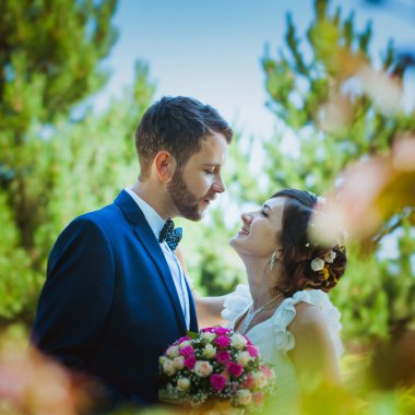 Gelin ve damat parkta