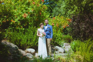 Gelin ve damat parkta