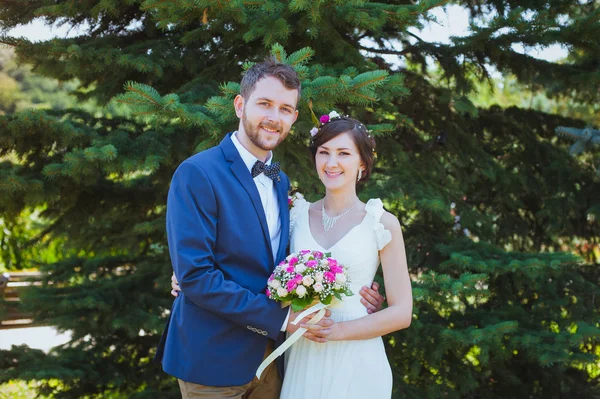 Bride and groom in the park — Stock Photo, Image